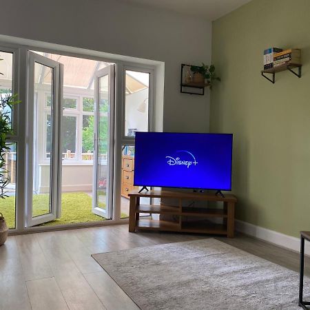 Accessible 3-Bedroom Bungalow With Patio +Driveway 南安普敦 外观 照片